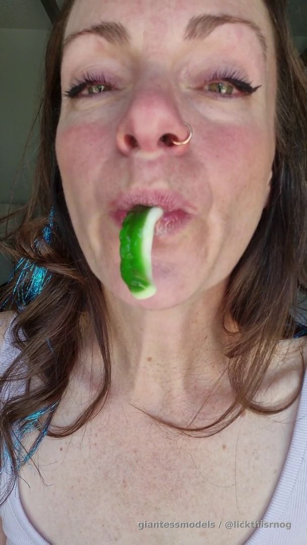 9 min, tease and taunt while eating your favorite pet gummies! 