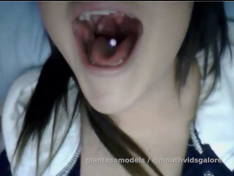 Old Omegle Video 327: Closeup and Far View Tour