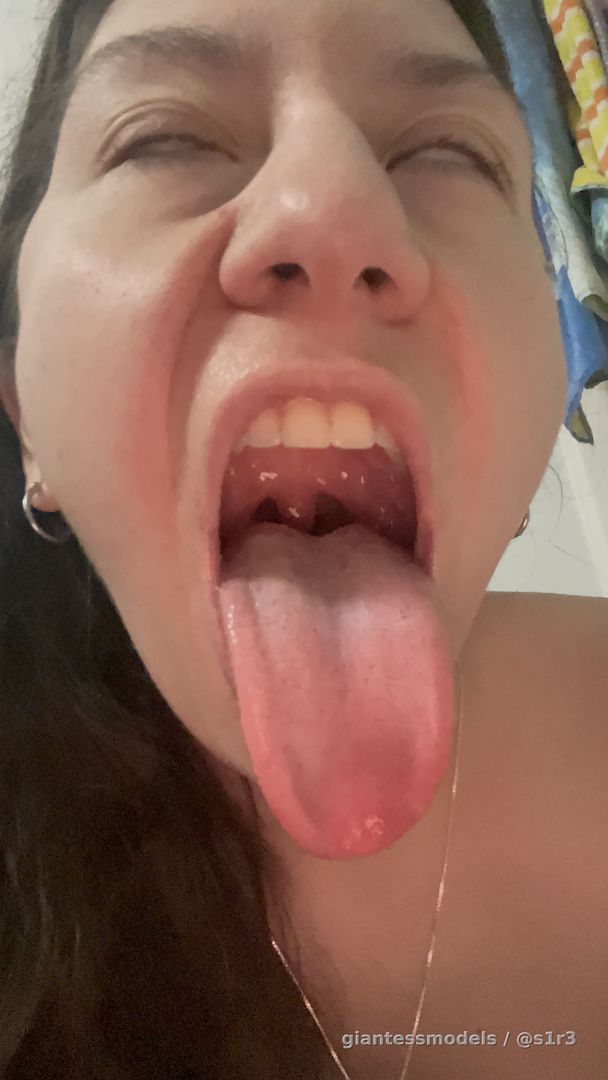 6 min TONGUE AND BOOTY STRIP TEASE 