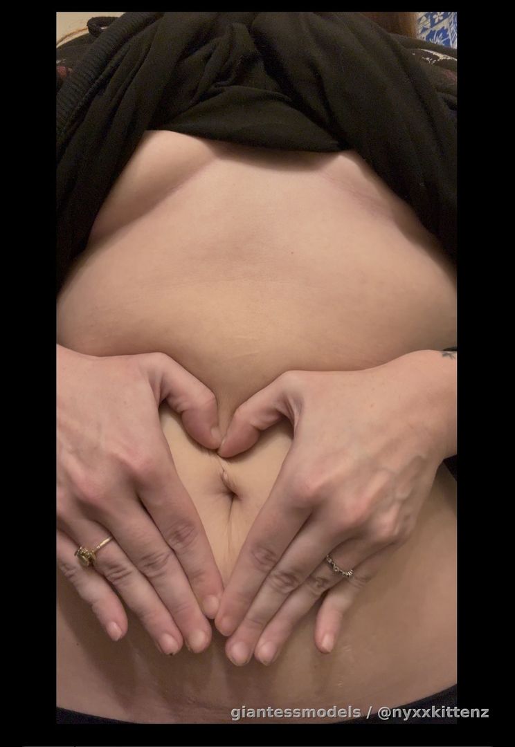 💜 Belly love, watch me slowly rub, stretch and show off my beautiful belly 💜