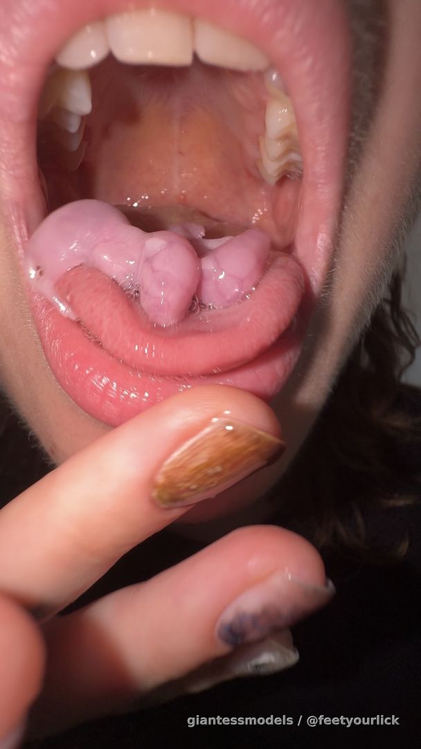 Swallowing 2 pinkies AT ONCE with no food 🐭😋 DISCOUNT 💦