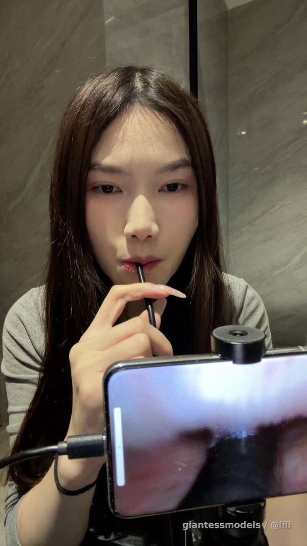 Swallowing pill with endoscope