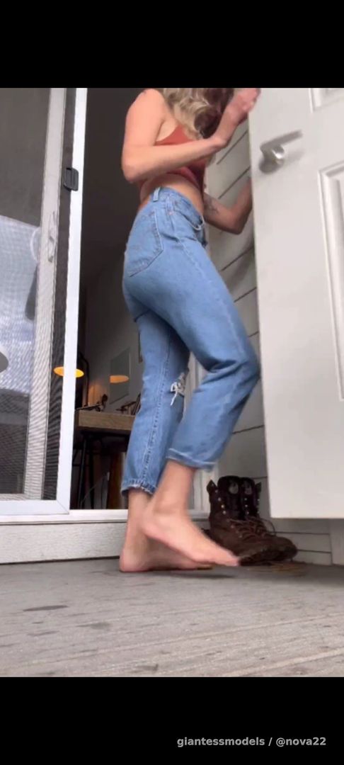 Pov Giantess Finds a Snack