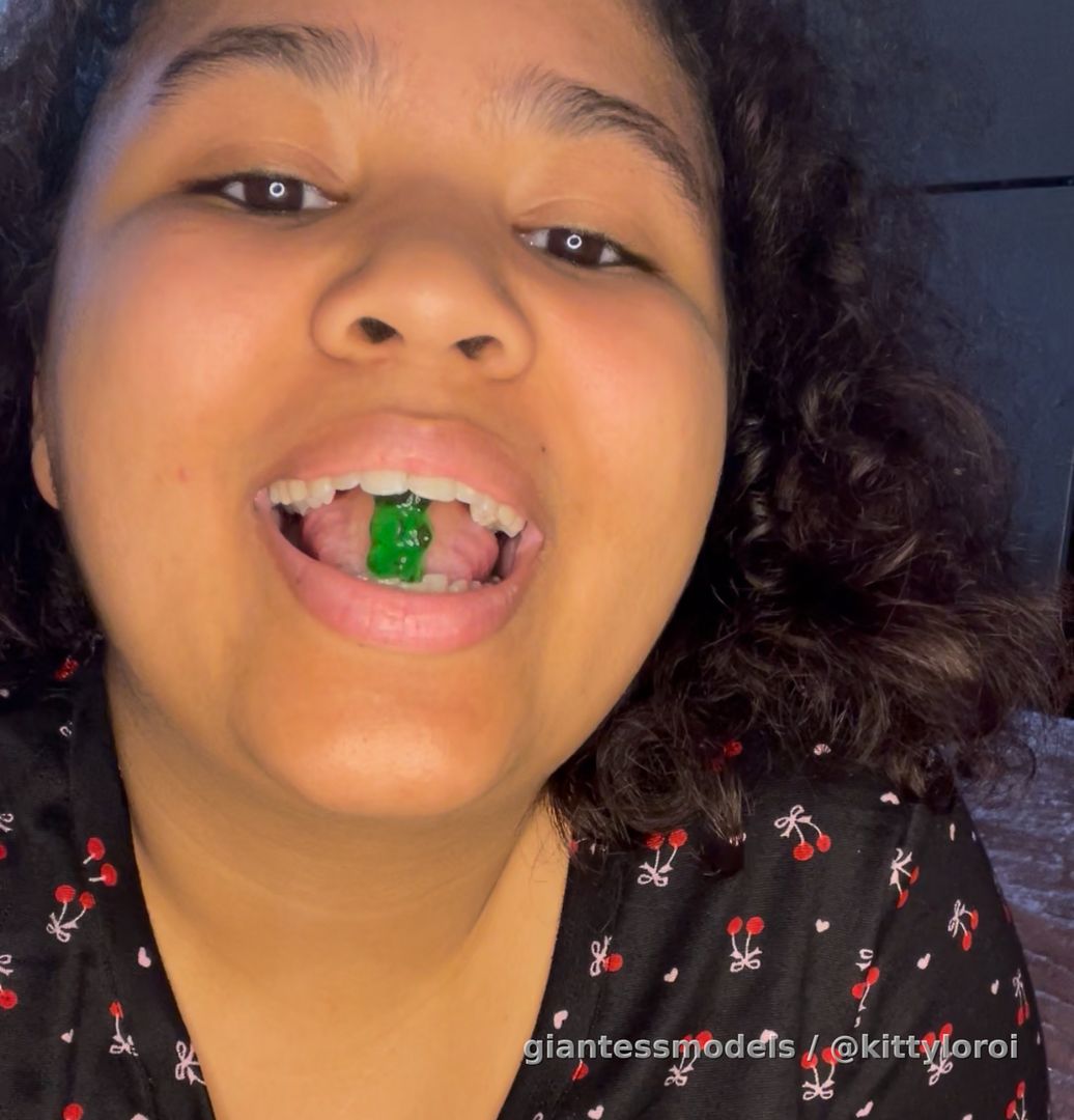 Doing my nails and Chewing on Gummy Bears 🐻 