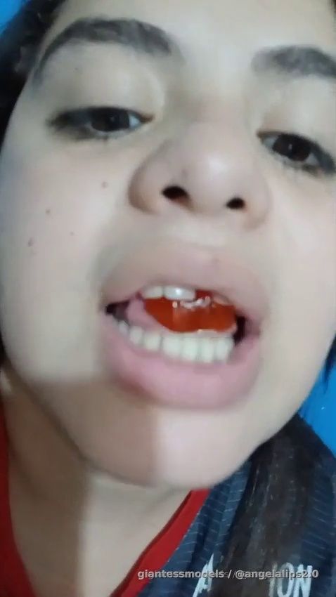 EATING GUMMY BEARS 😍❤️