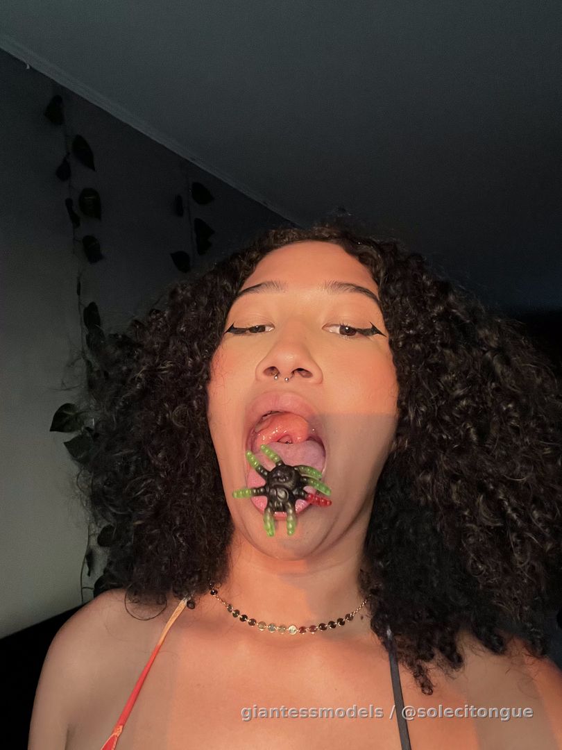 Do you think it's too big to fit down my throat? I want to be challenged.👅😅