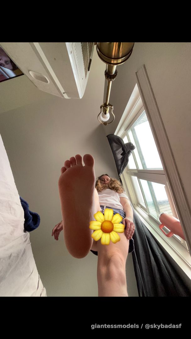 bet you'd love to be trapped under my giant toes, huh? 😛