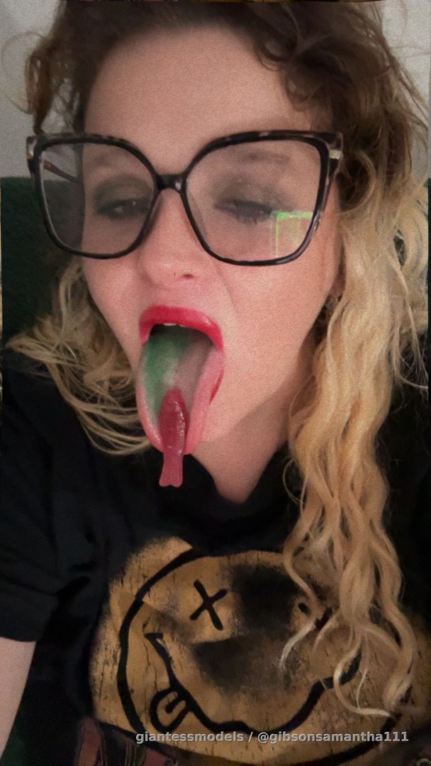 I started with one gummy bear… but my tongue couldn’t stop 😏👅 Wanna see how deep it goes? Dm more for more. Video of actual gummy shoving into my mouth next post. Come and see baby. 