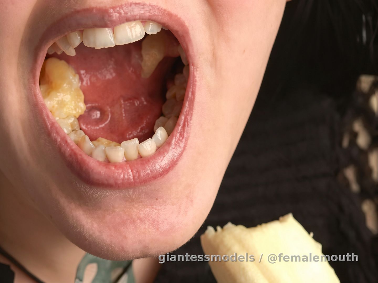 Female mouth is RUTHLESS when eating, damn it! I always imagine the fate of a small goldfish trapped unaware along the food... the female food processor will erase her from existence in seconds!!!