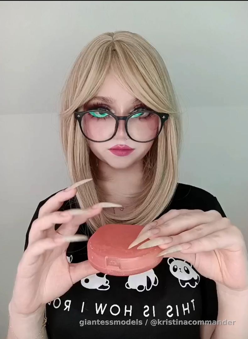  Tapping ASMR nails (video 1 min) 