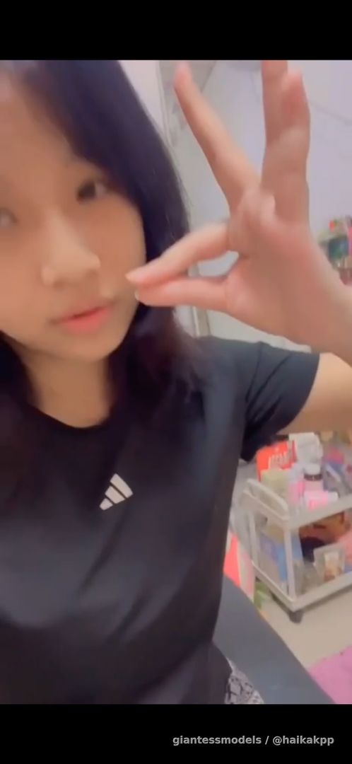 Giantess girl show her uvula