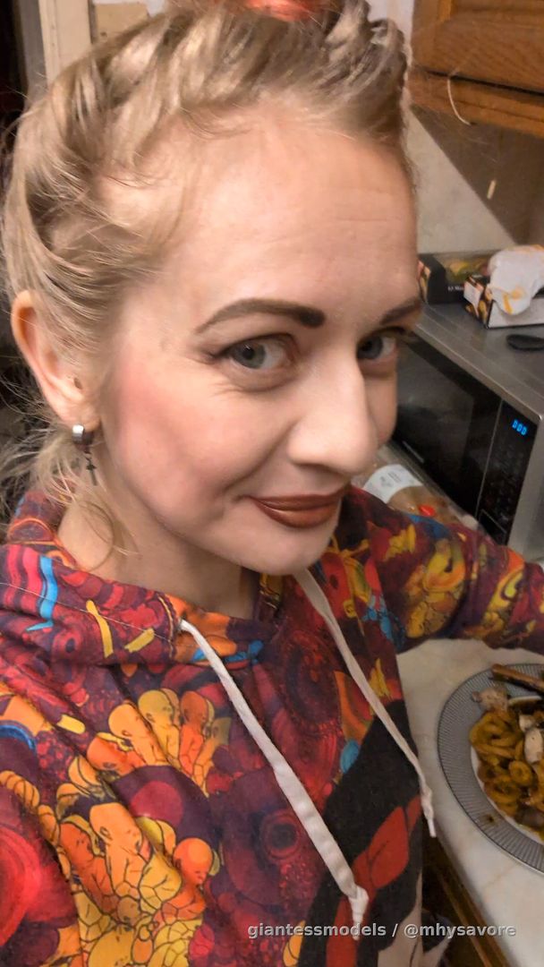 Here is me swallowing load of peas with open mouth 