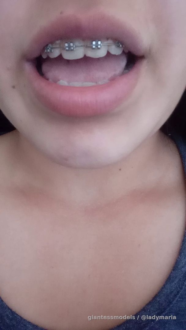 El muestro mi lengua y el interior de mi garganta