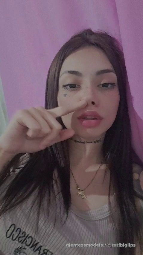 FINGER ON MY NAUGHTY NOSE 😍🥰 

#PRETTYGIRL #FETISH #NOSE 