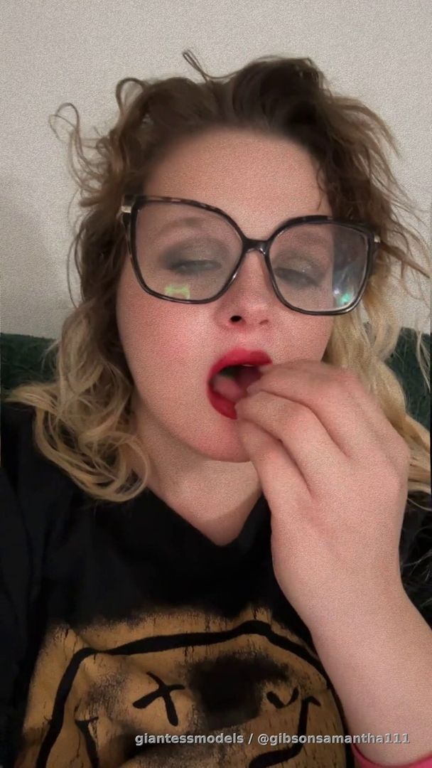 They said “don’t play with your food” — but watching me do it will drive you wild 🍬👄