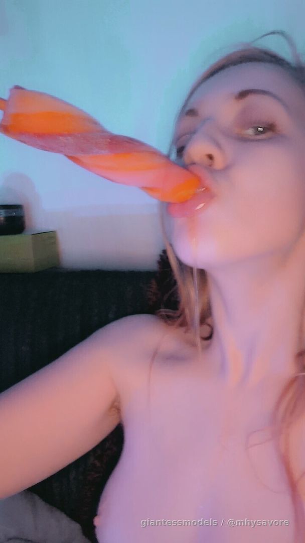 Lisa's lickin' lollies lads 
Get your licks for Christmas 
Very ASMR with the sound on this one 
Sloppy sloppy sloppy
Just how it should be