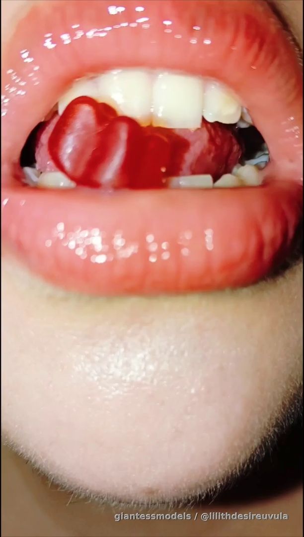 Voring gummy bears 🤤❤️