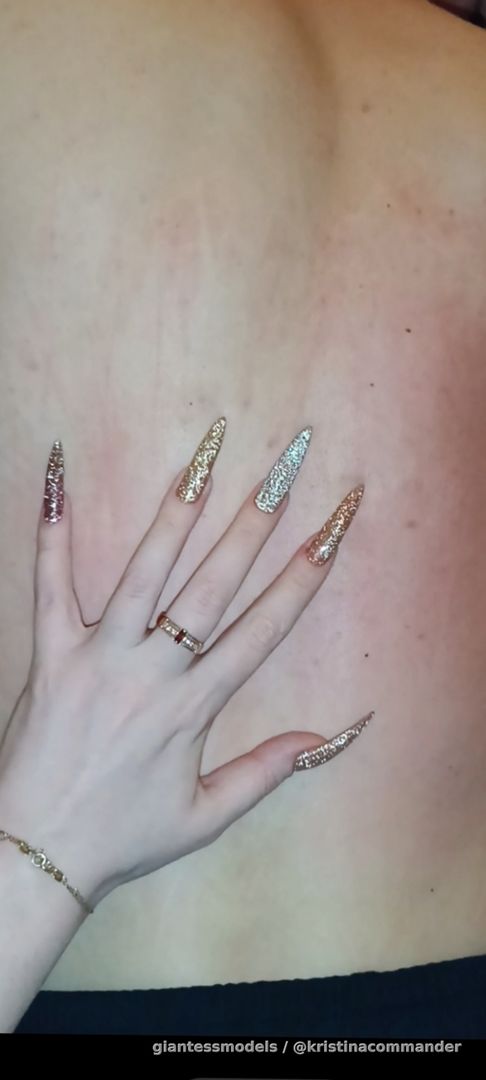 Scratching back with color nails (video 1 mins)