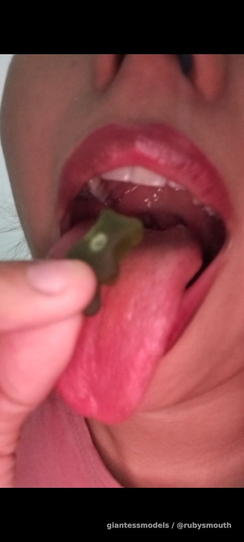 Are you a fan?
Come, come close to my mouth...
I'm going to make you feel good...