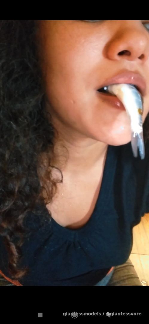 Beauty latina swallow whole an enormous fish