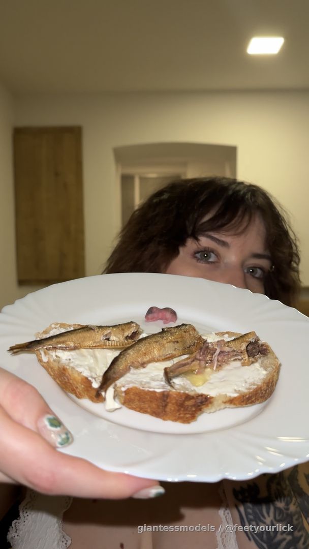 Mouse and food vore with a looot of mouth play and close ups