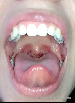 (RARE) Very Cute Brunnette with a super hot Mouth swallows fish alive with her friend.