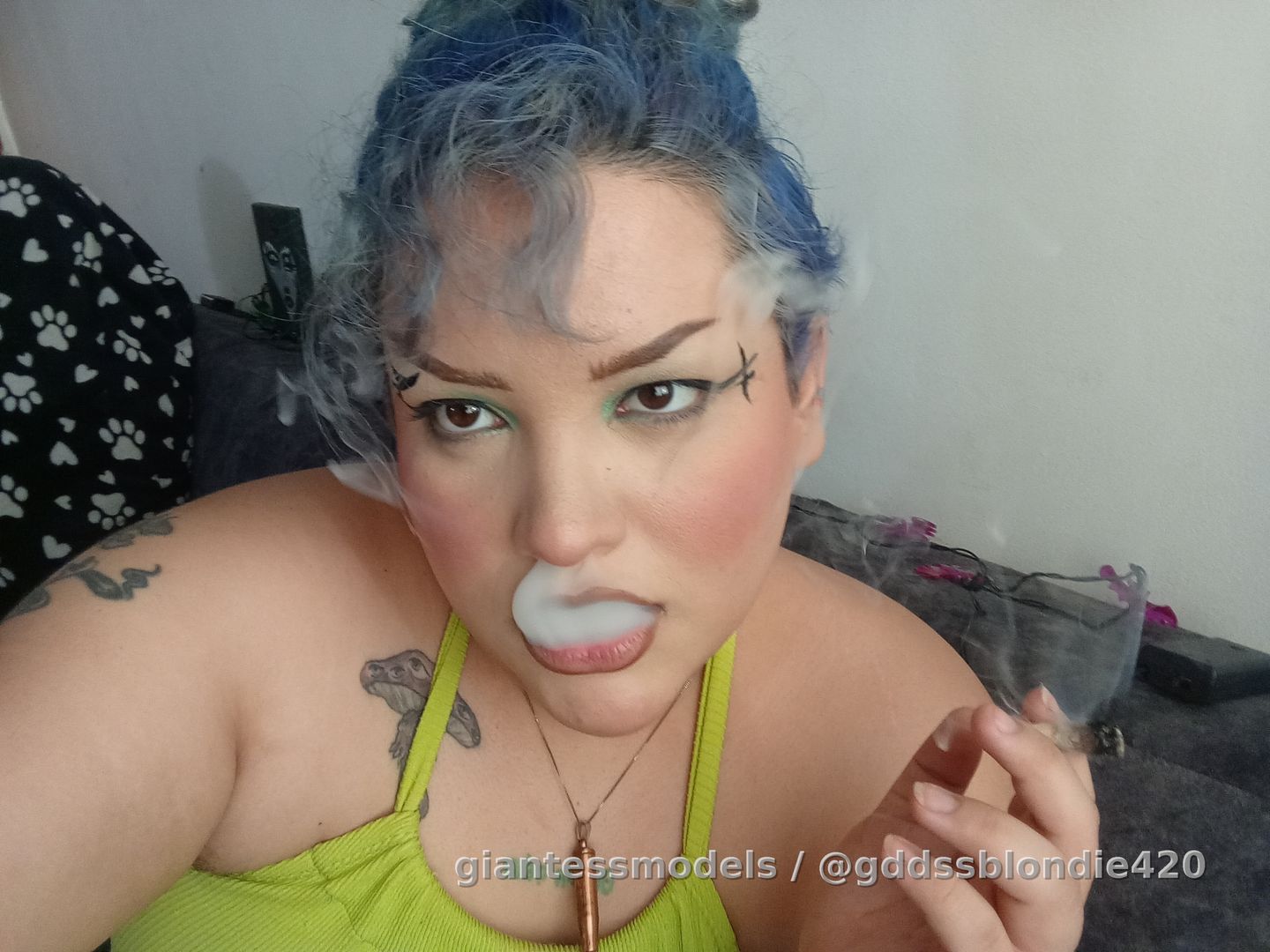 Smoking a J and playing with myself 🍆 until cum