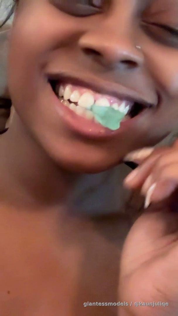 Gummy vore