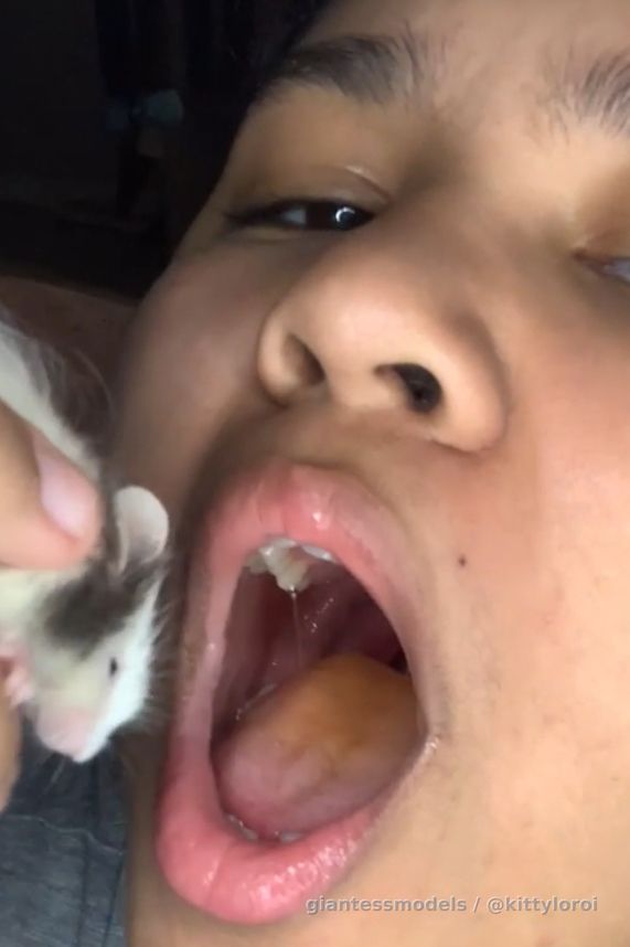 Burping in LIVE mouse face(plus gummy chewing)