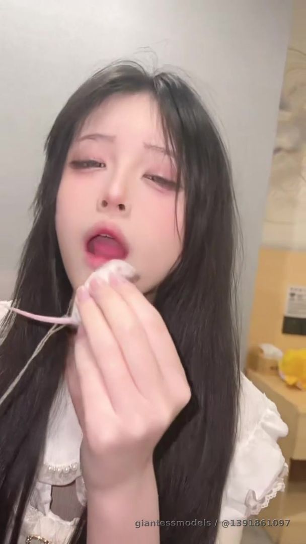 This is the second time I've posted some clips of eating mice. If you're interested, you can check out my homepage.