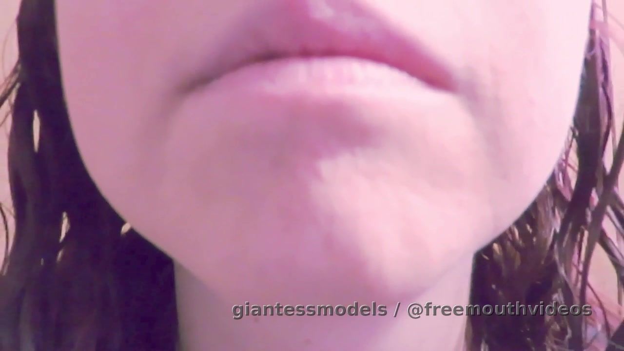 Explore Roxy's mouth