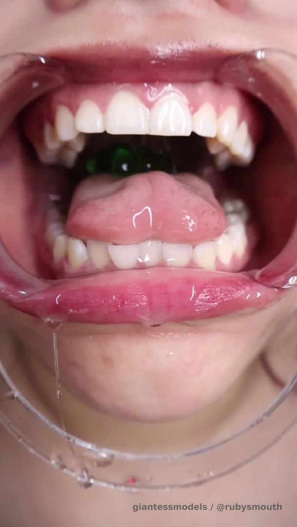 You are my little dentist, and you fall into my wet mouth...

Trying out my mouth retractor for the first time (photos with a professional 4K camera + videos) (videos eating gummy bears)

These videos have a lot of saliva.