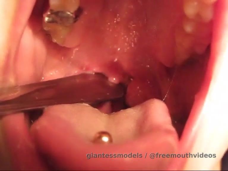 Girl gagging herself (Free)