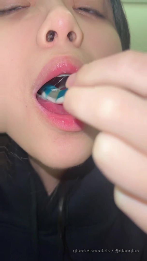 Swallow snake candy and spit out snake candy, a total of 6 minutes
