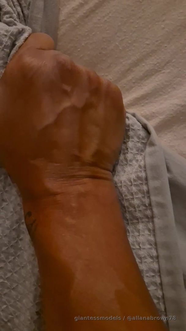 Careful… These Veins Like Attention 😊

A slow turn, a closer look, like they’re putting on their own little show.😉