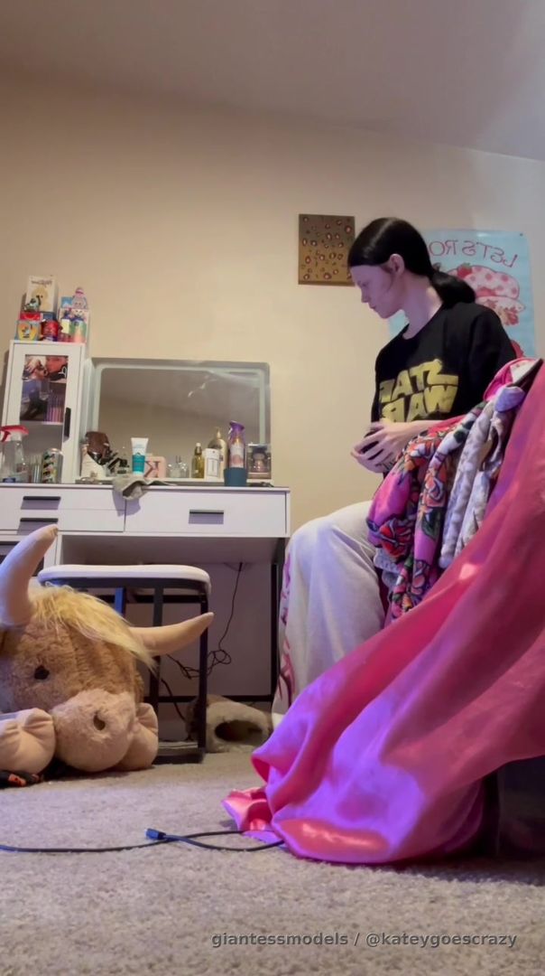Extended cut of the Giantess scene where a Tiny is spotted in the room