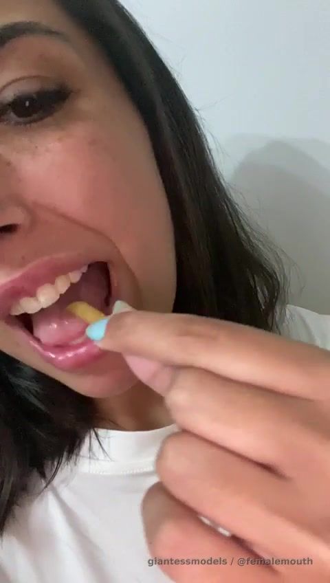 That's how a cute Latina chews her food! Pretty sexy, huh?