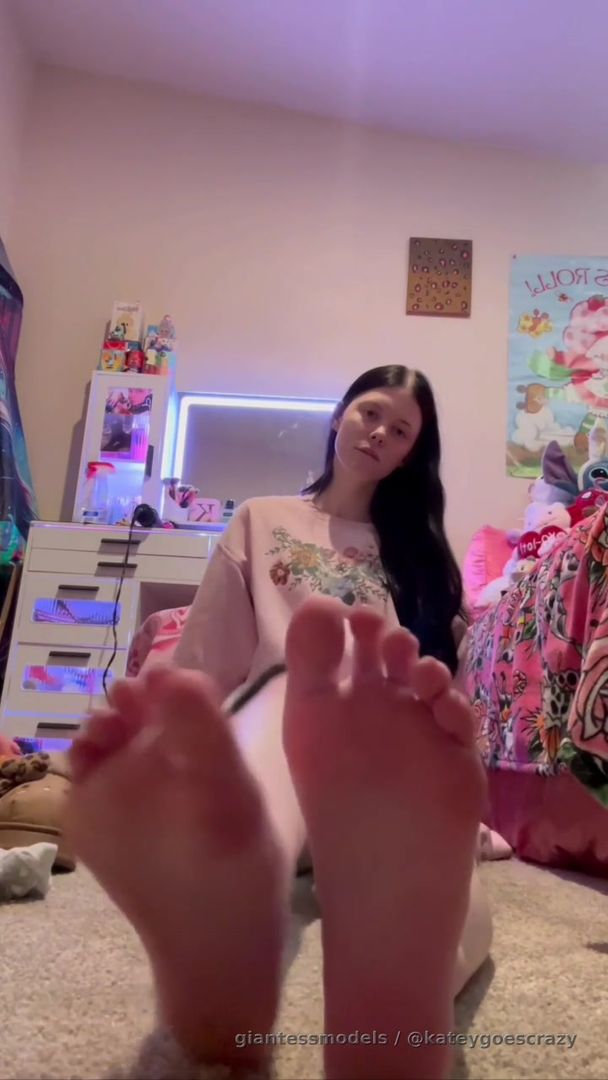 Showing off my giantess feet and soles