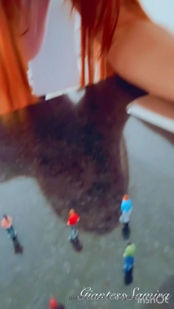 Samira encuentra a sus tinys reunidos en el meson de su cocina y se le ocurre la idea de prepararlos en su sándwich pero antes los cocina y tortura. 😈 #giantess #giantessvore #vore #vorebelly #digestion #swallow #tinyslave #tinyman #tongue #goddess #macrophilia 