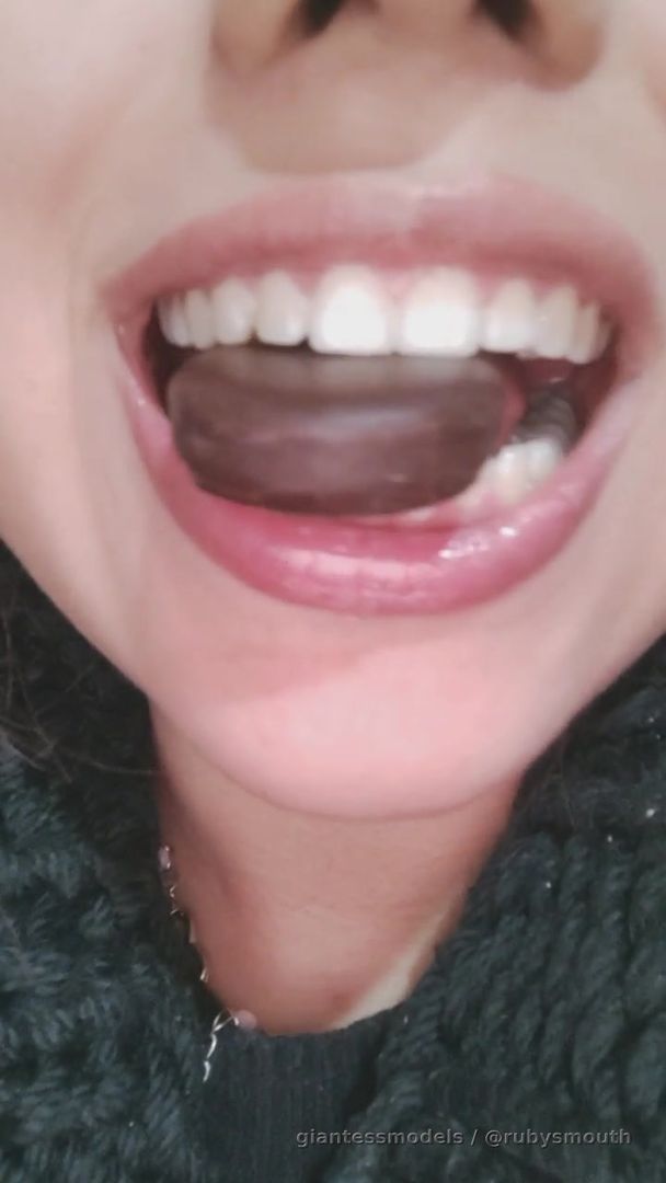 I'm chewing a cookie 😍